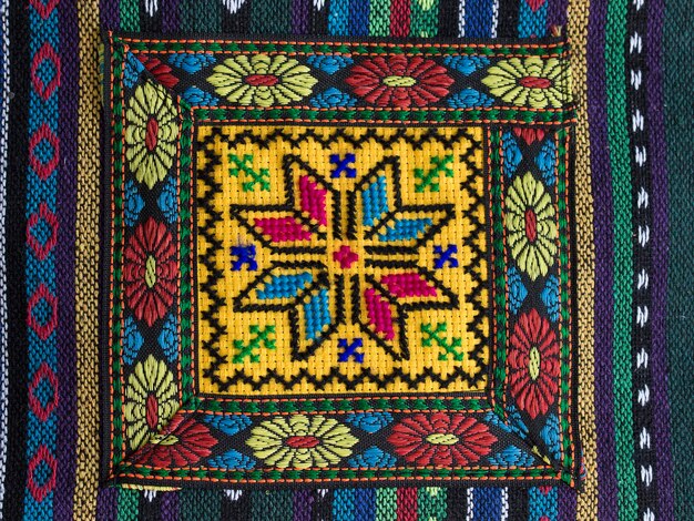 Kolorowe kształty haftu na materiale